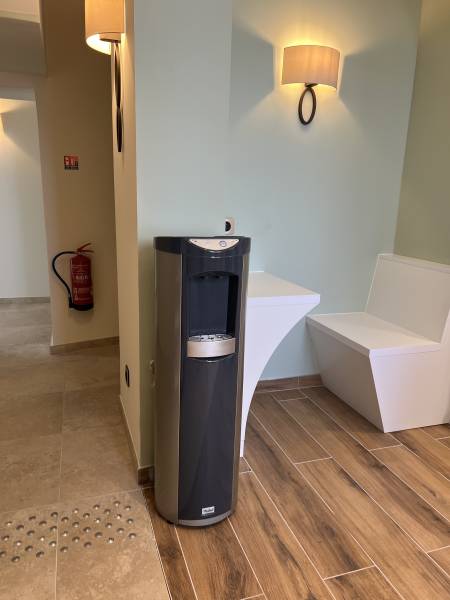 Solution fontaine à eau de bureau branchée au réseau d'eau