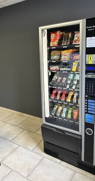 Location de distributeurs automatiques dernière génération de boissons pour entrepôt logistique offrant des options snacking et café à Aix les Milles proche de Vitrolles, Marignane et Marseille